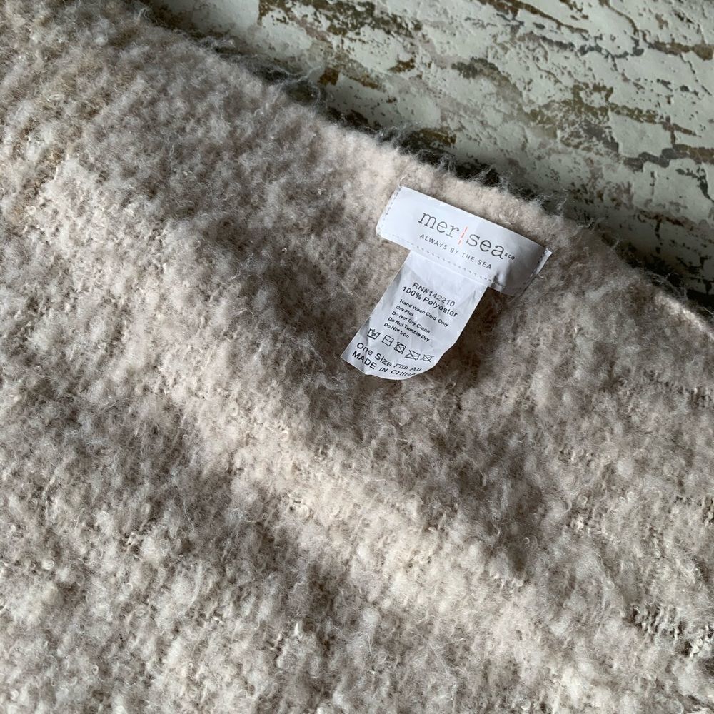 Oversized Textured Scarf    - Picture 5 of 5